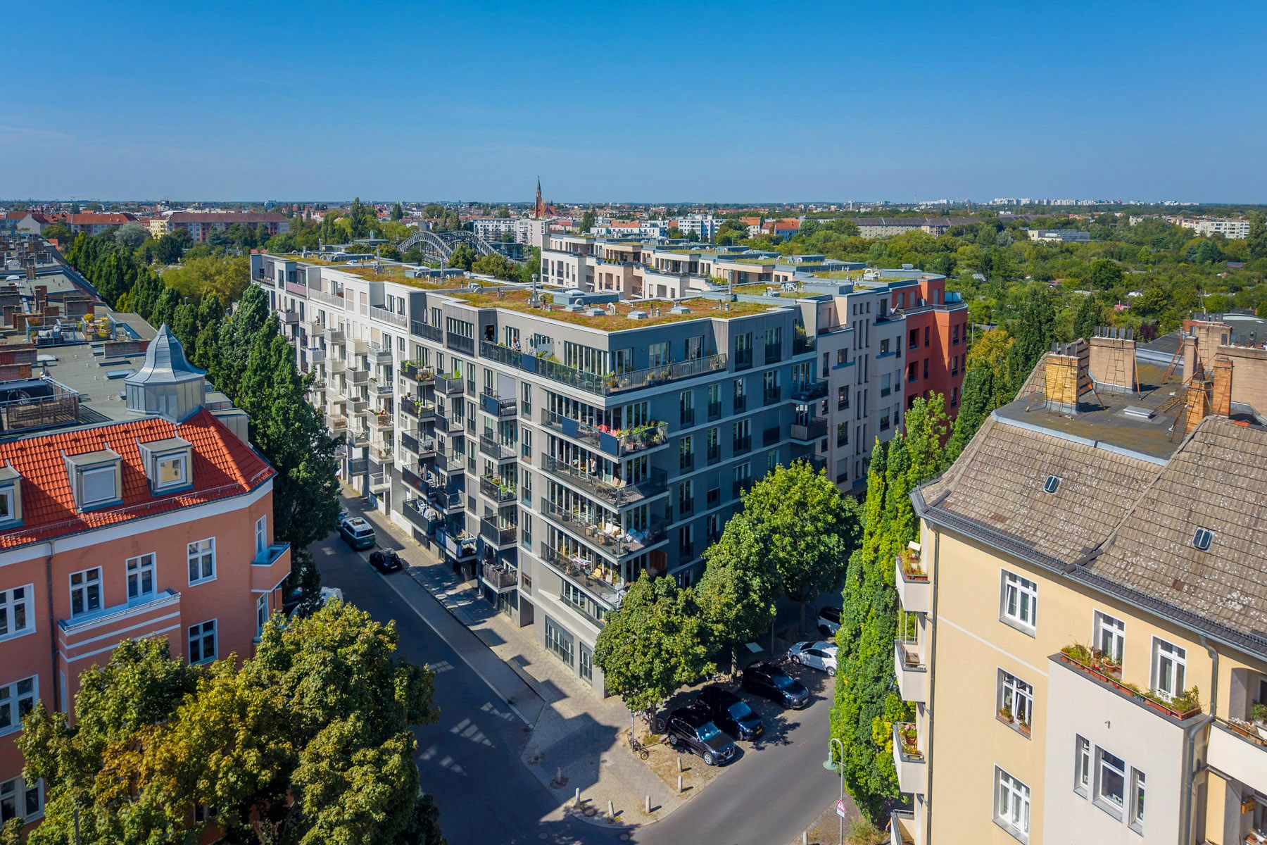 Luftaufnahme eines Wohngebäudes mit Straßen und umgebender Bebauung